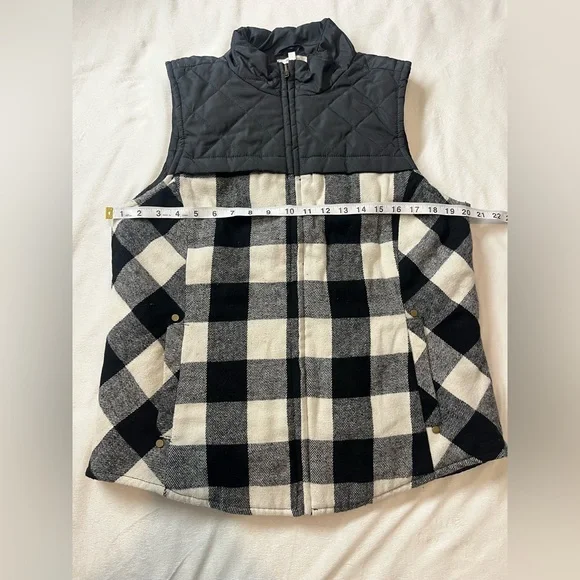Maurices Women’s Black and White Plaid Quilted Vest with Pockets Size Large - Picture 4 of 15